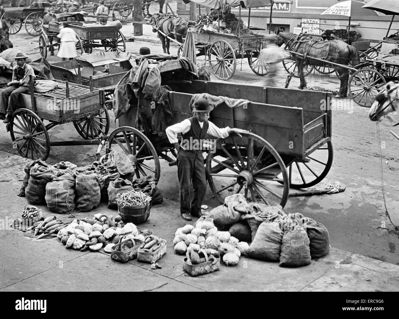 1910-MARKTPLATZ IN KANSAS CITY MO MIT PFERDEKARREN & ANBIETER VERKAUFEN GEMÜSE Stockfoto
