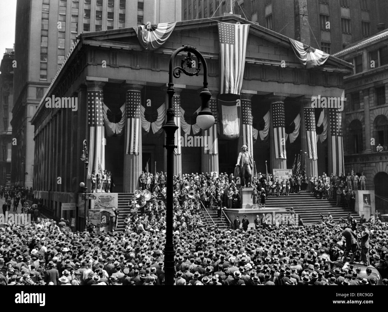1942 WWII KRIEG BOND RALLYE FEDERAL TREASURY BUILDING NEW YORK BÖRSE WALL STREET MANHATTAN NEW YORK CITY USA Stockfoto
