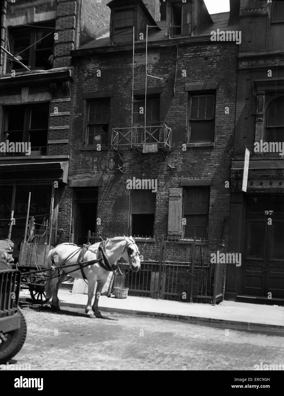 1920ER JAHREN PFERD & WAGEN VOR ALTEN GEBÄUDE EINST DOMIZIL DER PRÄSIDENT MONROE JETZT EINE JUNK-E-BUSINESS CROSBY STREET NEW YORK CITY USA Stockfoto