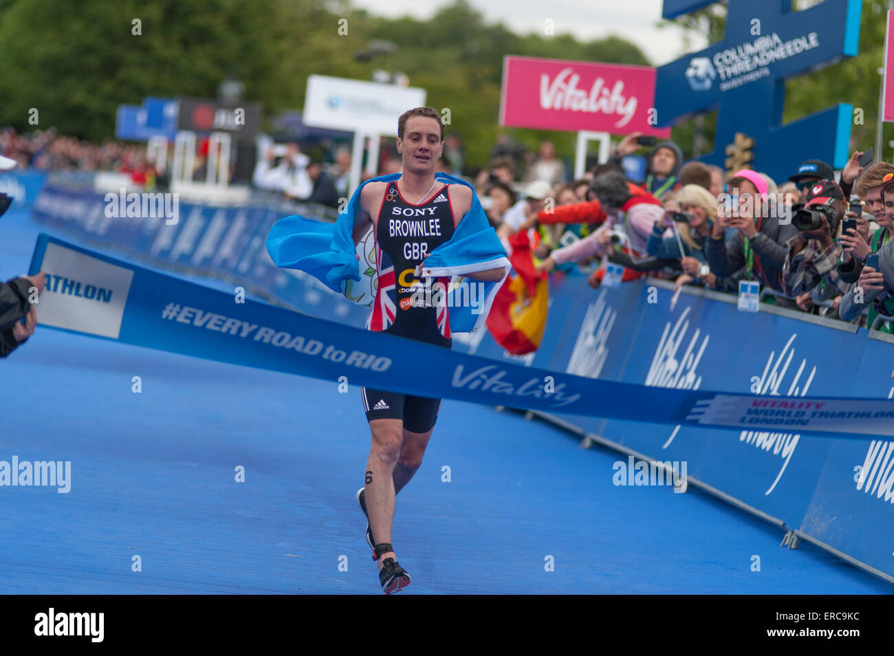 Alistair Brownlee nimmt den ersten Platz beim London Triathlon ITU im Hyde Park. Stockfoto