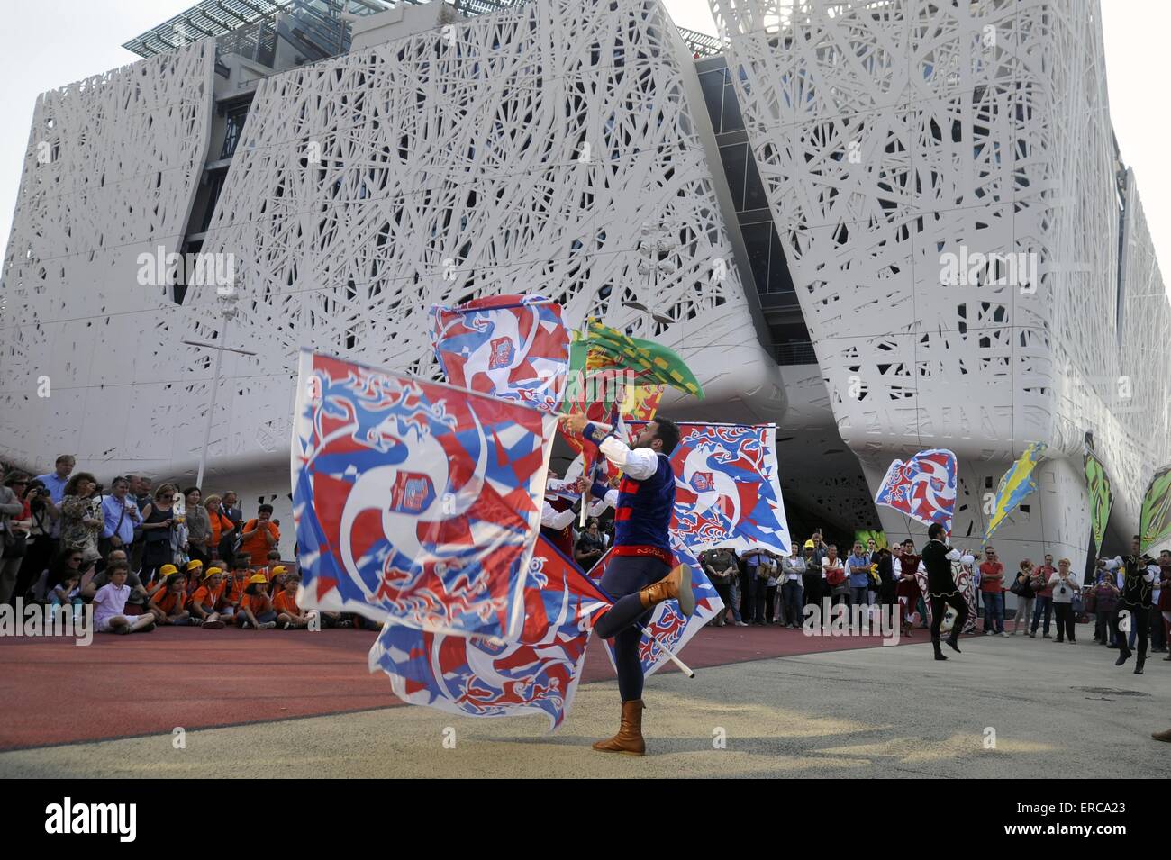 Mailand (Italien), World Ausstellung Expo 2015, Fahnenträger von Arezzo vor italienischen Pavillon Stockfoto