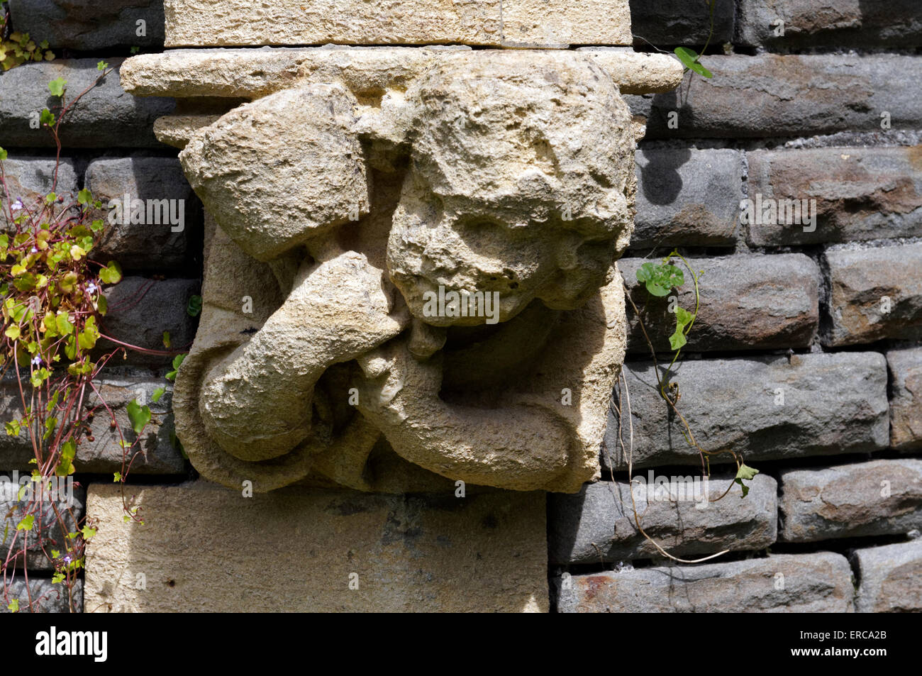Skulptur von einem Steinmetz, Innensohle Gericht, Llandaff, Cardiff, Wales, UK. Stockfoto