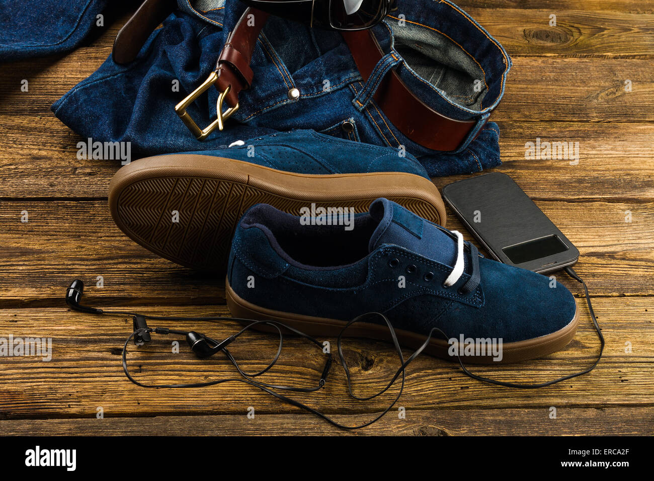 dunkel blau Herren Schuhe, Jeans, Smartphone und Zubehör auf hölzernen  Hintergrund Stockfotografie - Alamy