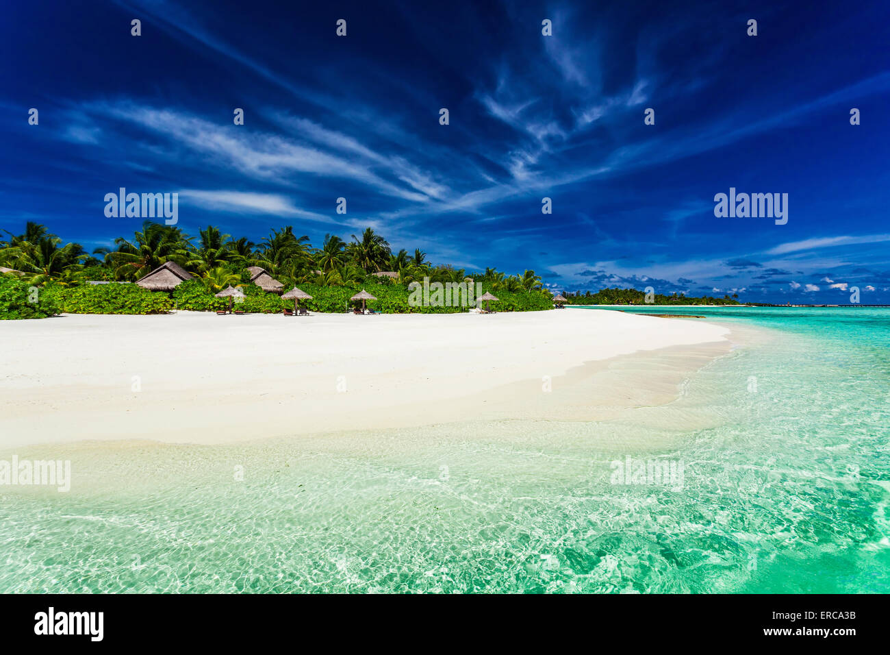 Palmen auf atemberaubenden Lagune und weißen Sandstrand auf den Malediven Stockfoto