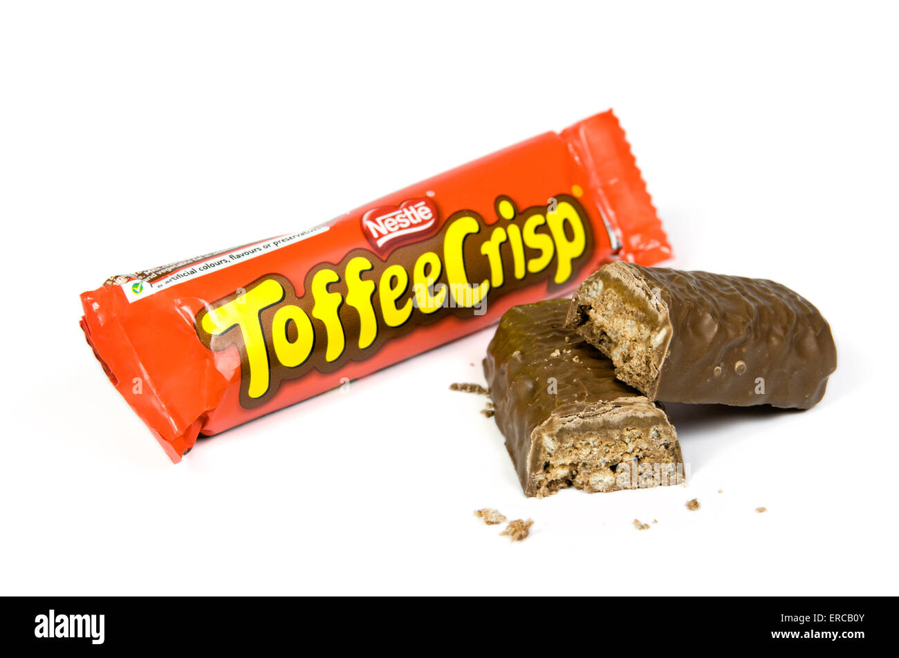 Toffee Crisp Schokoriegel auf weißem Hintergrund mit Bar an der Seite Stockfoto