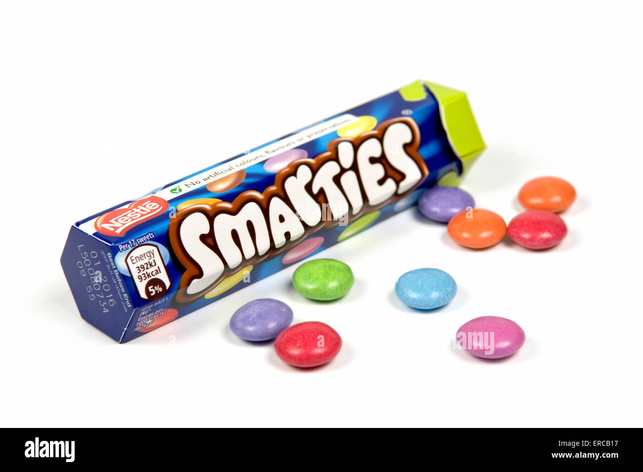Schokoladen Smarties auf weißem Hintergrund mit zerschnitten Bar an der Seite Stockfoto