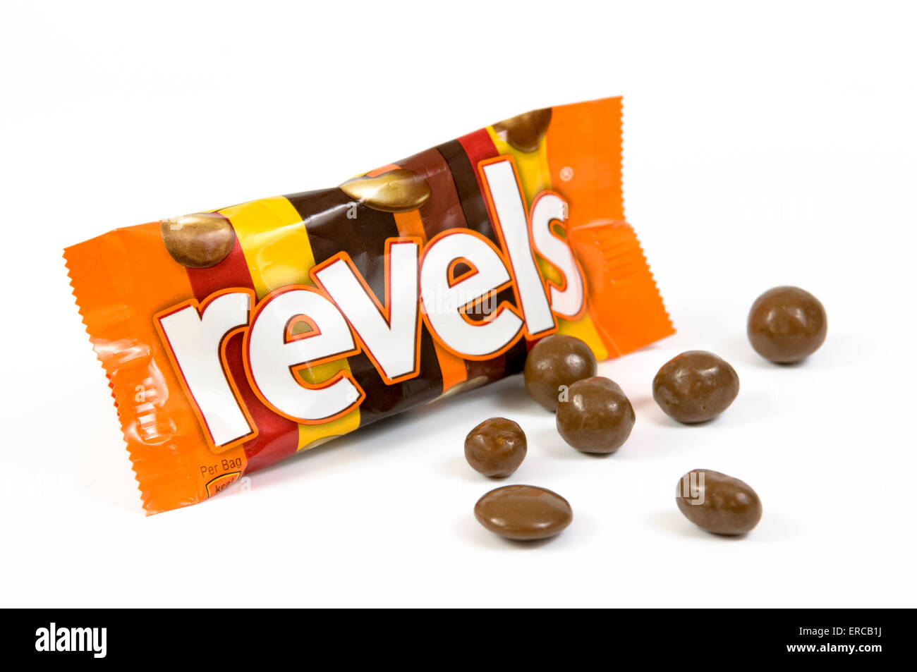 Tasche von schwelgt Schokolade auf weißem Hintergrund Stockfoto