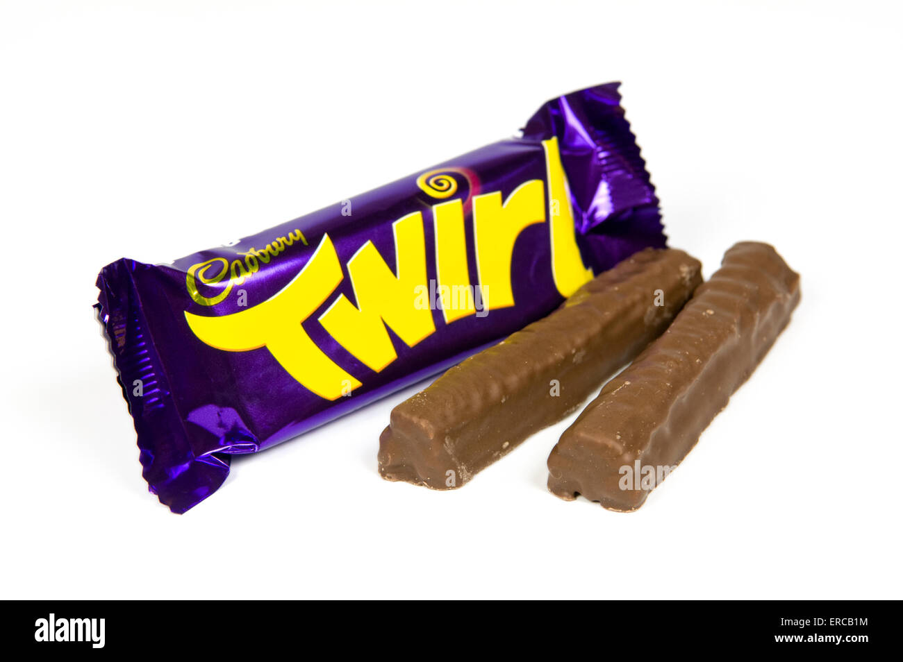 Cadbury Schokolade wirbeln Balken auf weißem Hintergrund mit offenen Fingern von der Seite Stockfoto