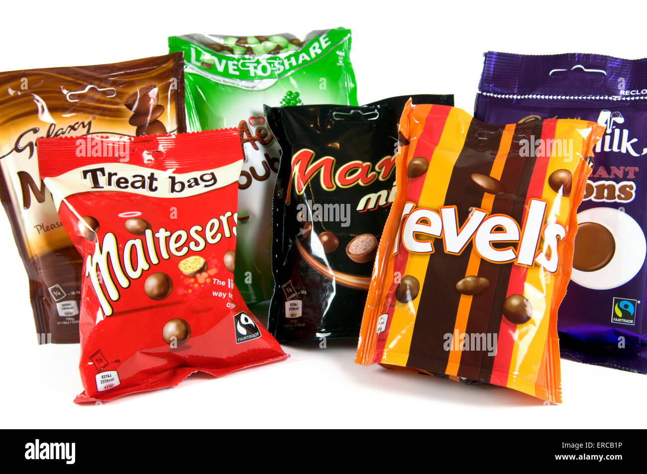 Mischung von Schokolade teilen Taschen auf weißem Hintergrund, einschließlich Maltesers, schwelgt, mars Mix, aero Pfefferminze, Spielleute und Tasten Stockfoto