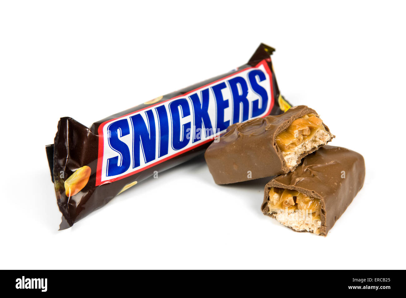 Snickers Schokoriegel auf weißem Hintergrund mit zerschnitten Bar an der Seite Stockfoto