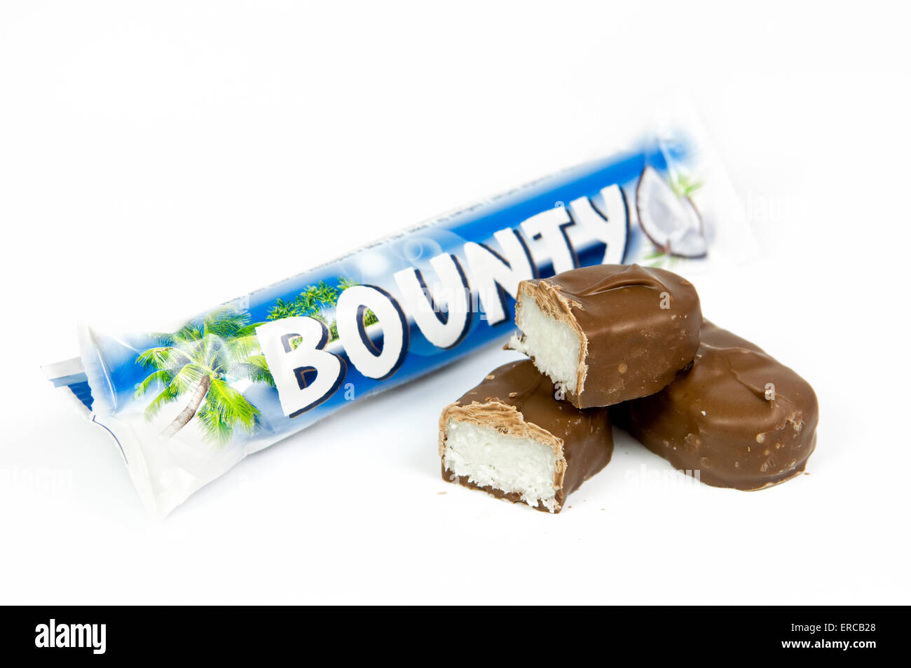 Bounty-Balken auf weißem Hintergrund mit zerschnitten Bar an der Seite Stockfoto
