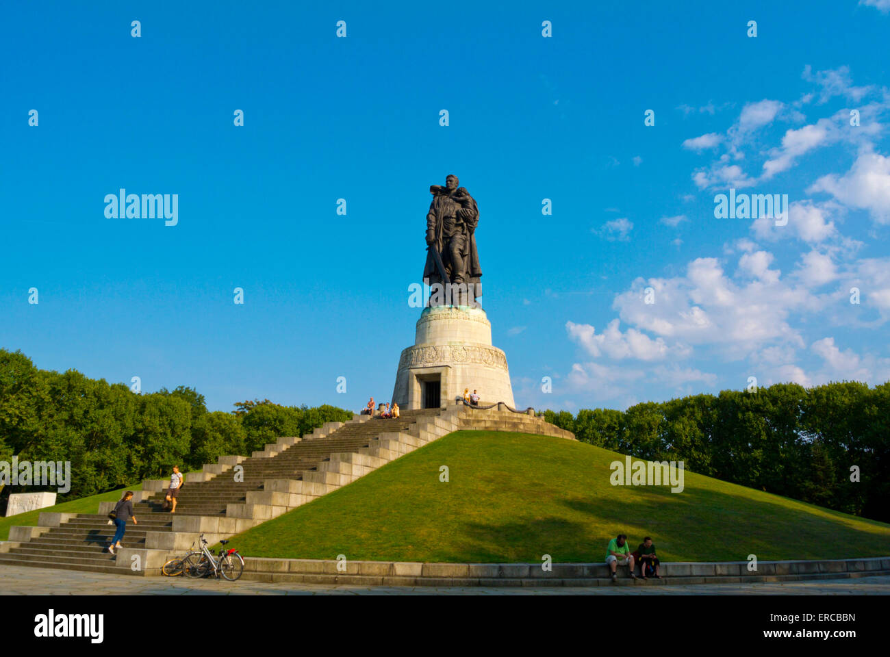 Soldat-Statue von Yevgeny Vuchetich, Teil der Sowjetische Ehrenmal, Treptower Park, Bezirk Treptow, Berlin, Deutschland Stockfoto