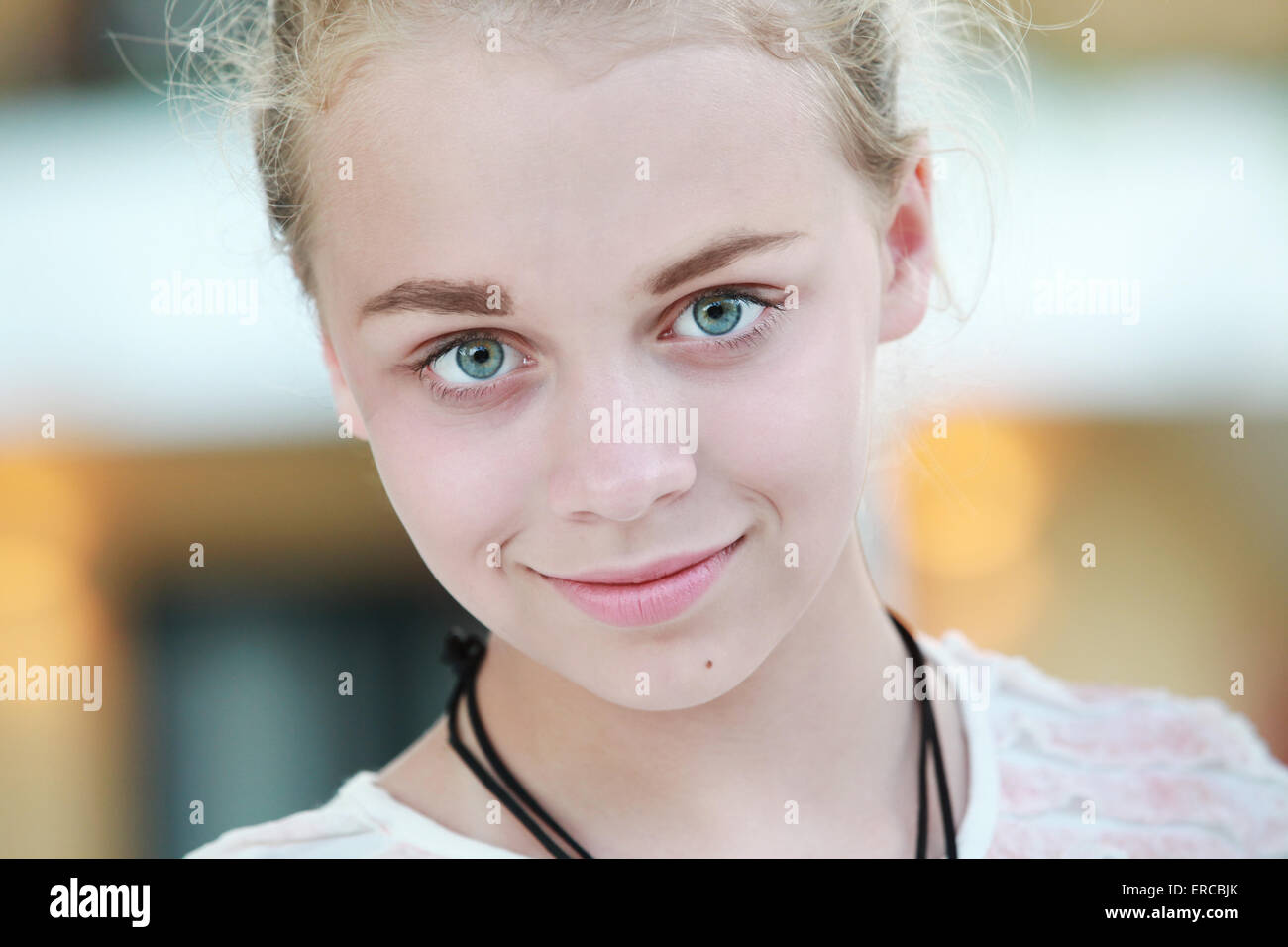 Closeup outdoor Portrait von schönen glücklich blonde kaukasische Teenager-Mädchen Stockfoto