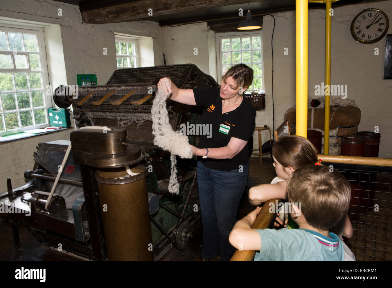 Großbritannien, England, Cheshire, Styal, Quarry Bank Mühle, Textil-Interpreter zeigen schlampige von Kardieren Maschine Stockfoto