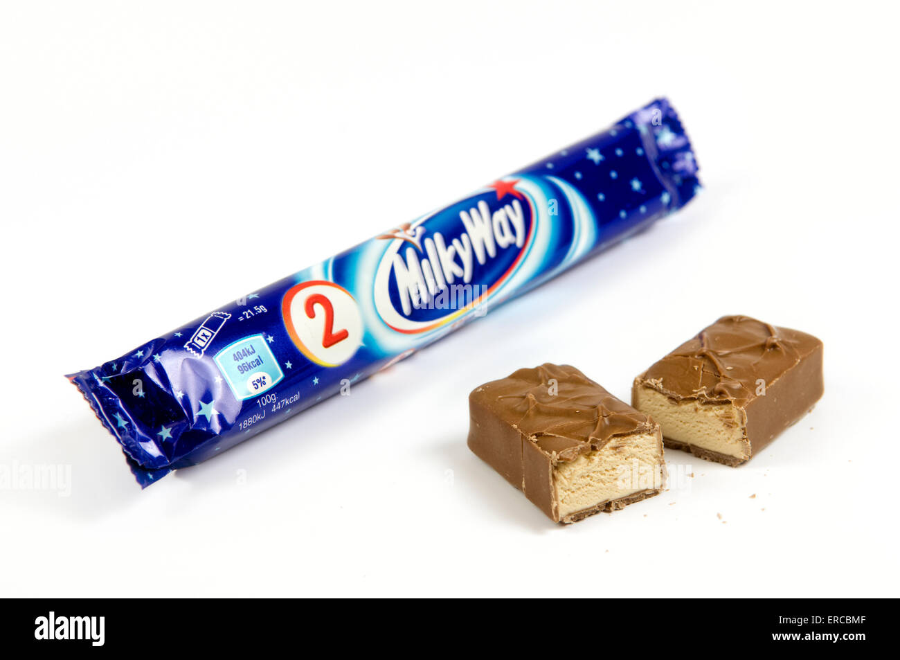 Milky Way Schokoriegel auf weißem Hintergrund mit zerschnitten Bar an der Seite Stockfoto