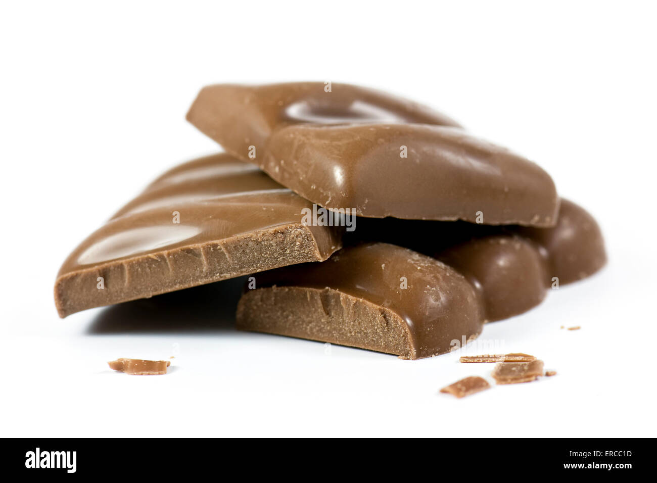 Vollmilch Schokolade Stücke auf weißem Hintergrund Stockfoto