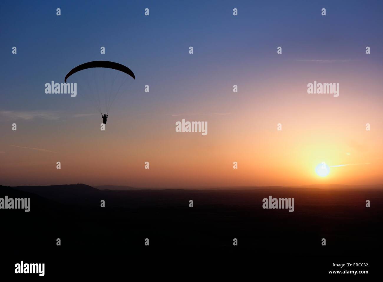 Hanglider Abgleiten in den Sonnenuntergang Stockfoto