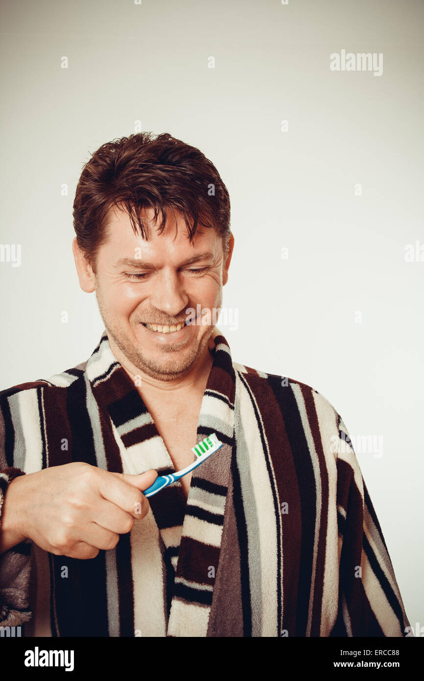Lachen Mann im Bademantel Zähneputzen im Vintage-look Stockfoto