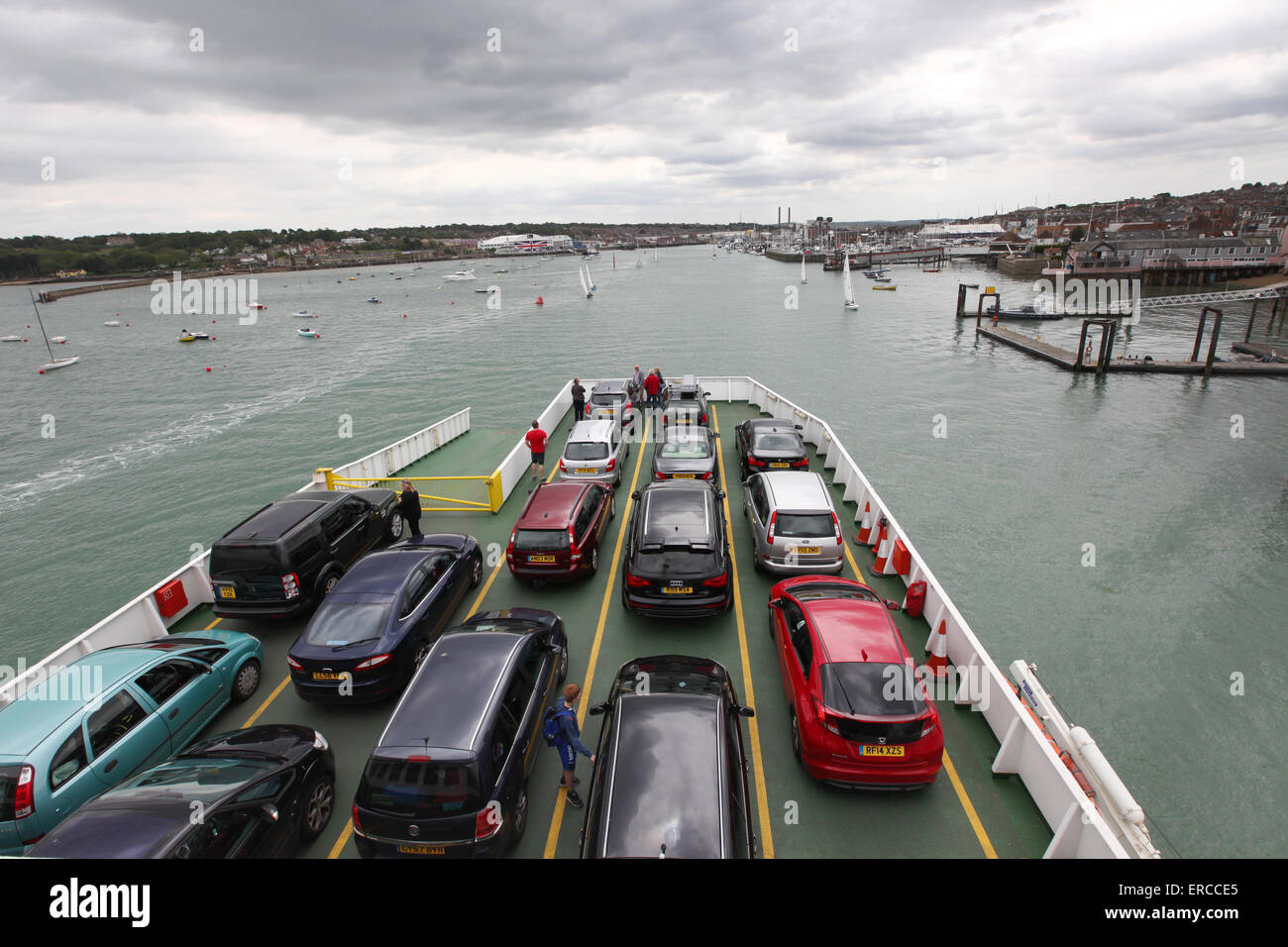 Die roten Trichter Ferry segeln in Cowes auf der Isle Of Wight von Southampton Stockfoto