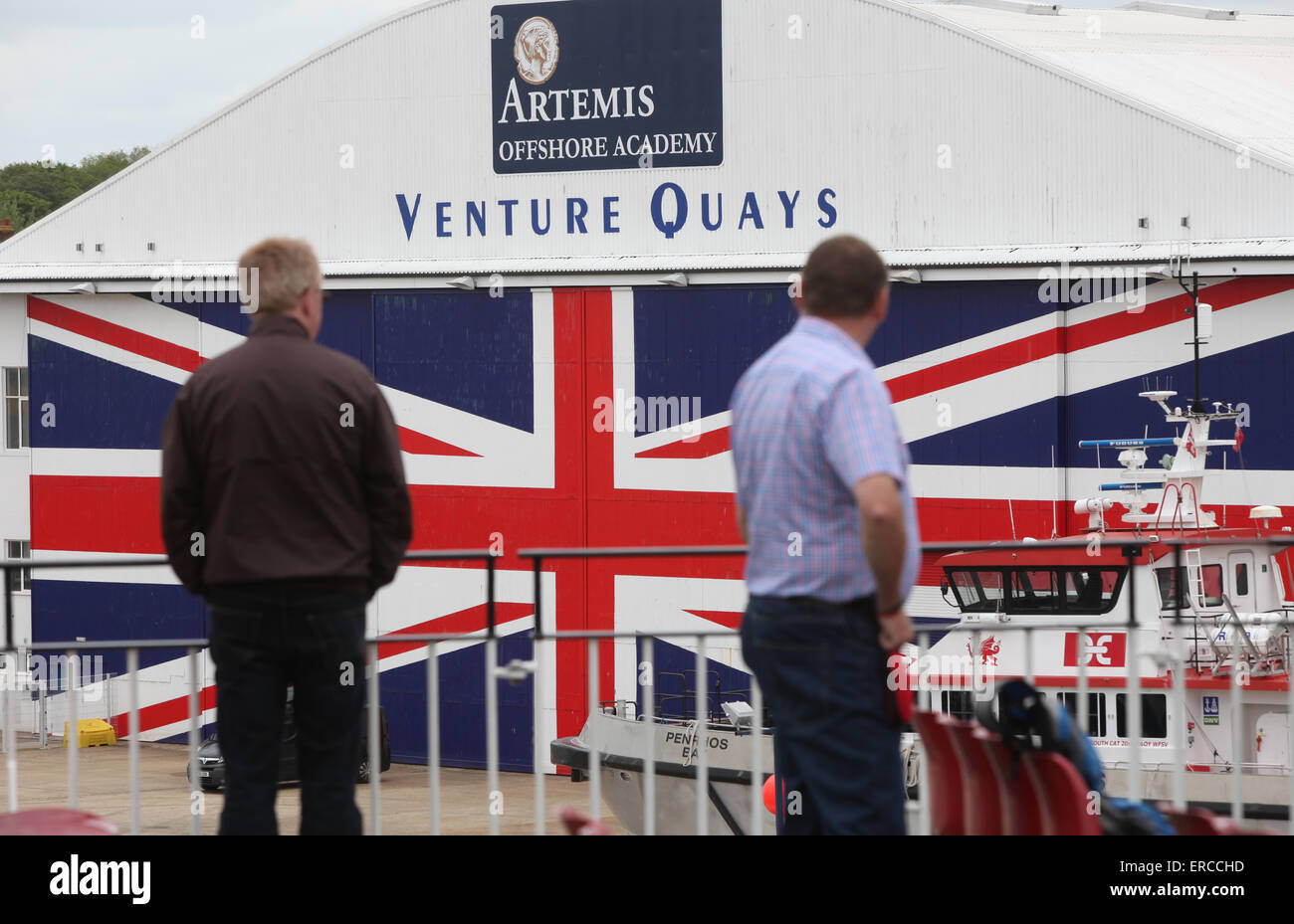 Venture Quays Artemis Offshore Akademie East Cowes Isle Of Wight von Red Funnel Fähre aus gesehen Stockfoto