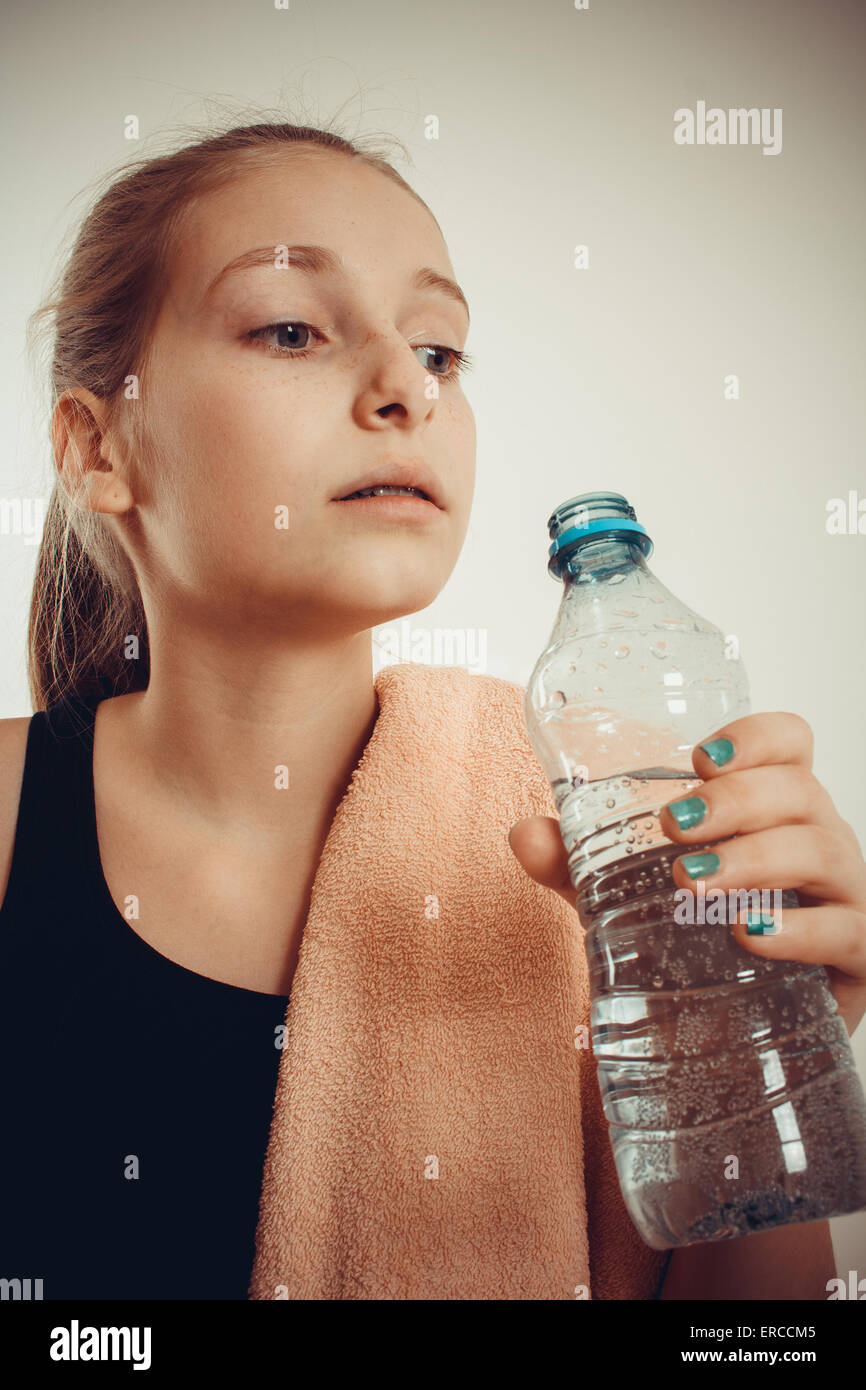 Teen Mädchen Halt in Flaschen Wasser nach dem Training, Vignette getönten, Nahaufnahme Stockfoto