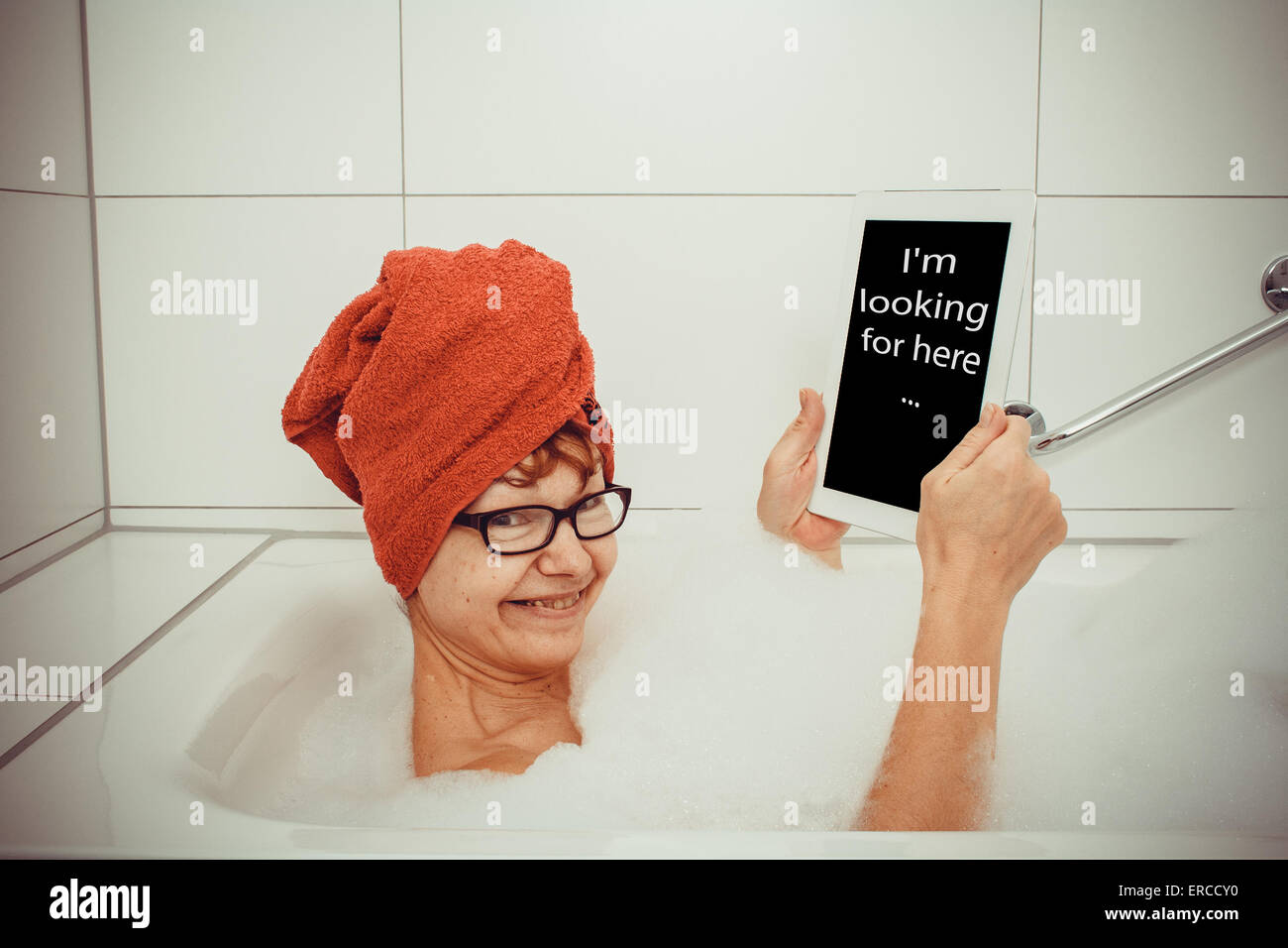 Glückliche Frau in der Badewanne mit Tablet-PCs, Raum für Text, Retro-Stil Stockfoto