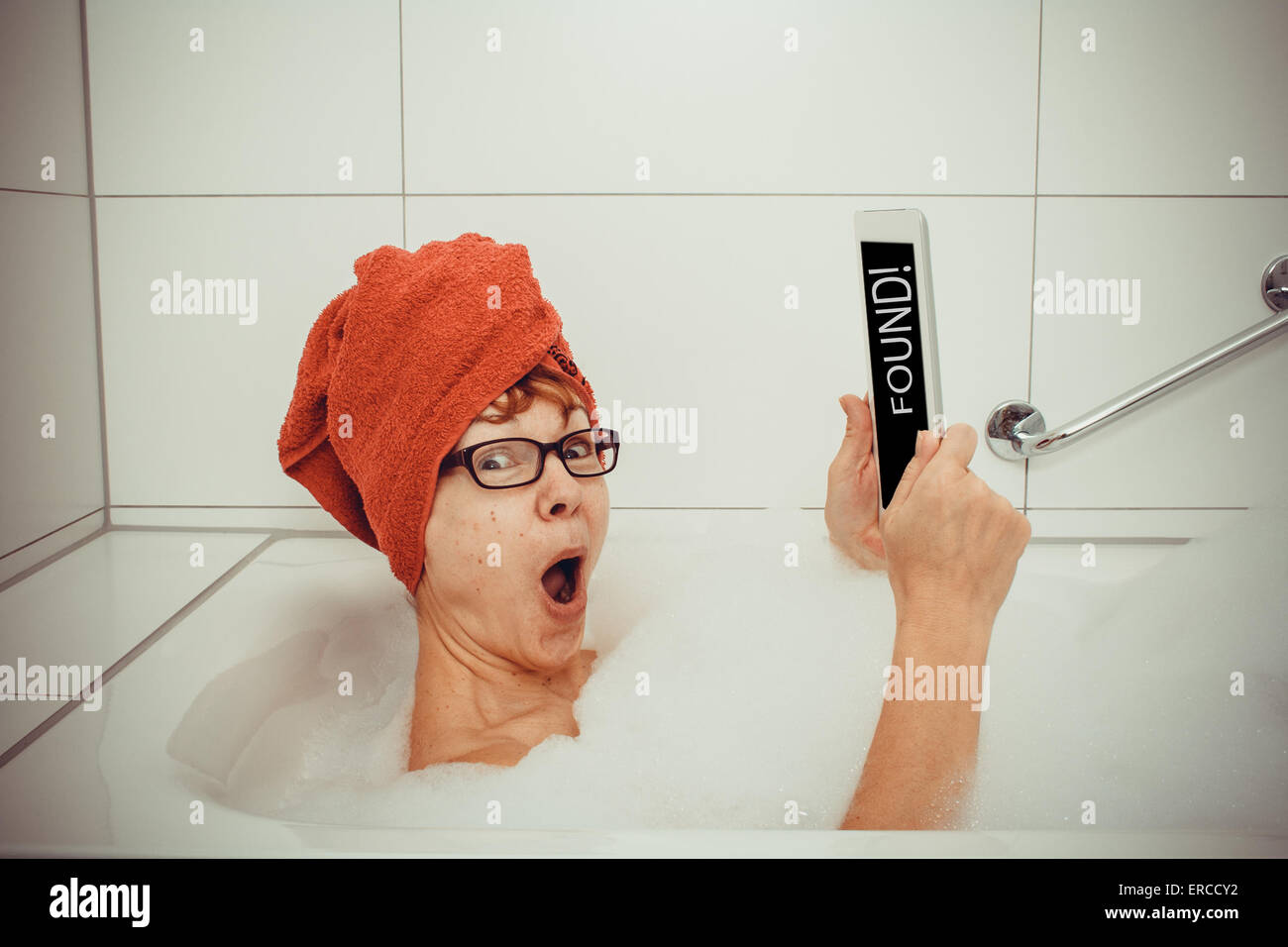 Erregte Frau in der Badewanne mit Tablet-PCs, Nahaufnahme, Retro-Stil Stockfoto