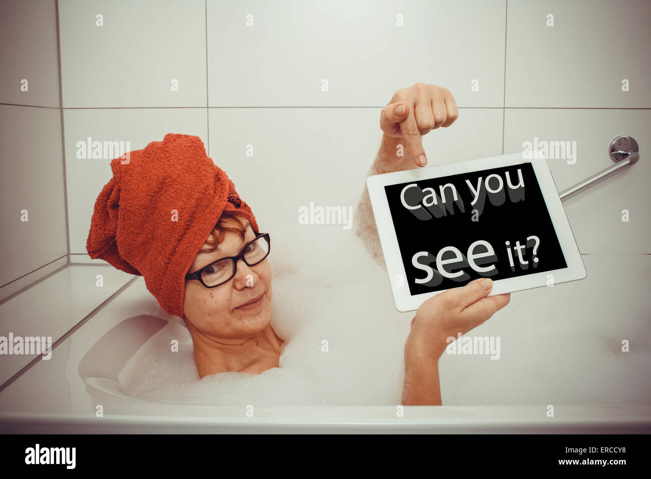 Frau in der Badewanne mit Tablet-PCs, Raum für Text, Retro-Stil Stockfoto