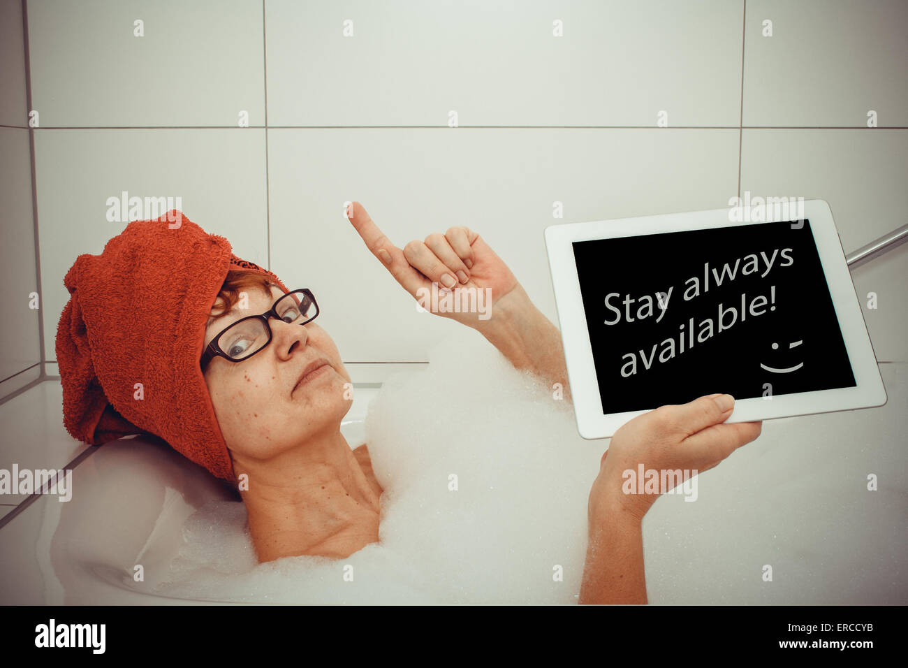 Kluge Frau in der Badewanne mit Tablet-PCs, Raum für Text, Retro-Stil Stockfoto