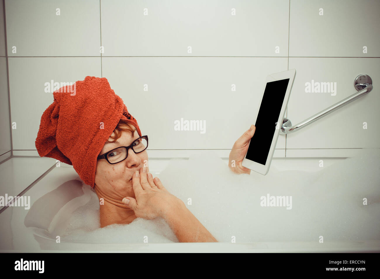 Verwirrt Frau in der Badewanne mit Tablet-PCs, Retro-Stil Stockfoto