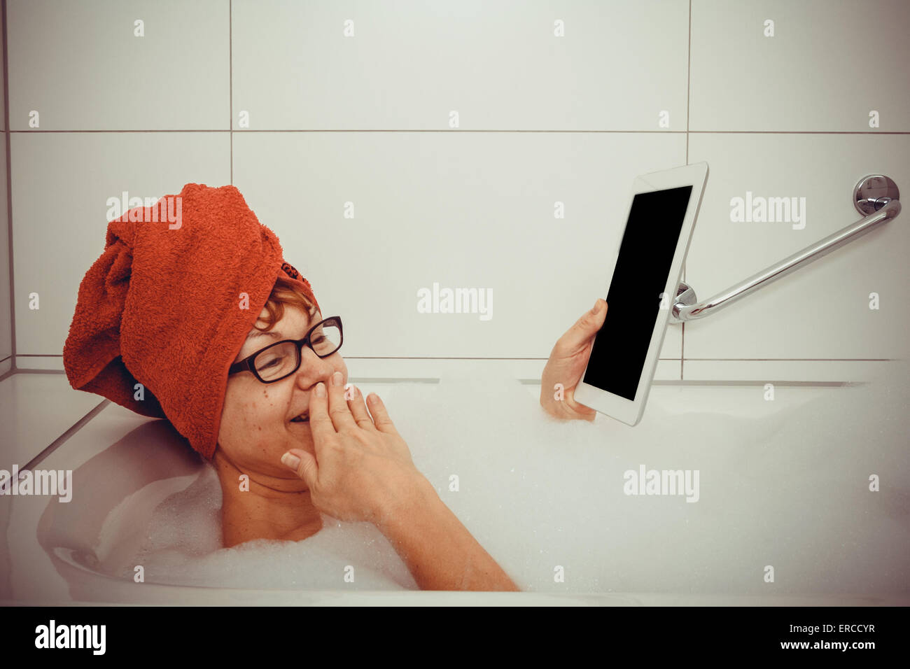 Verwirrt Frau in der Badewanne mit Tablet-PCs, Raum für Text, Retro-Stil Stockfoto