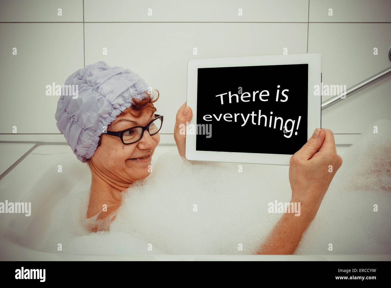 Begeisterte Frau in der Badewanne mit Tablet-PCs, Retro-Stil, Raum für text Stockfoto