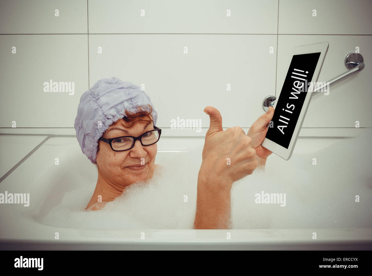 Frau in der Badewanne mit Tablet-Computern nehmen OK, Retro-Stil, Raum für text Stockfoto