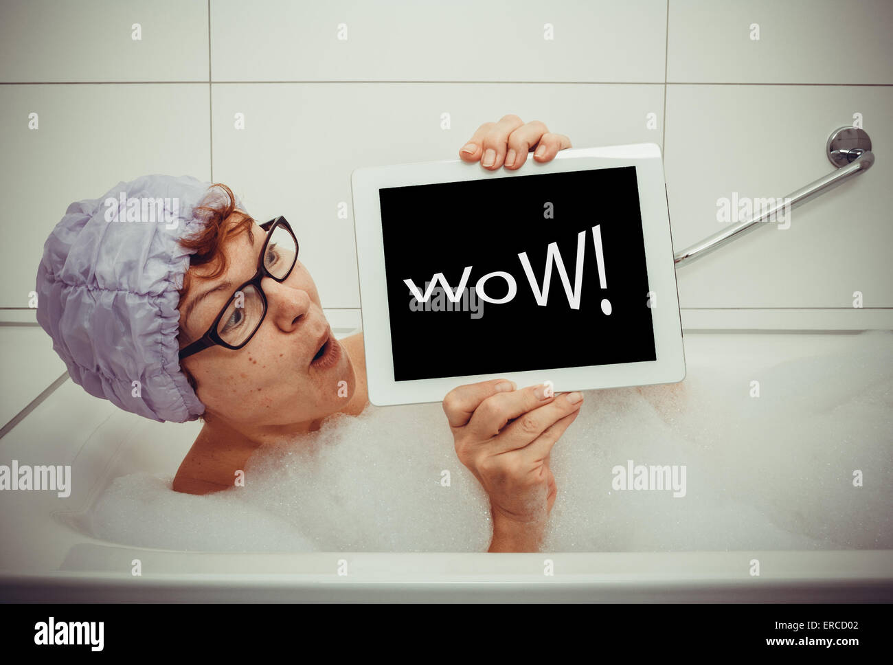 Frau in der Badewanne mit Tablet-PCs, Retro-Stil, Raum für text Stockfoto