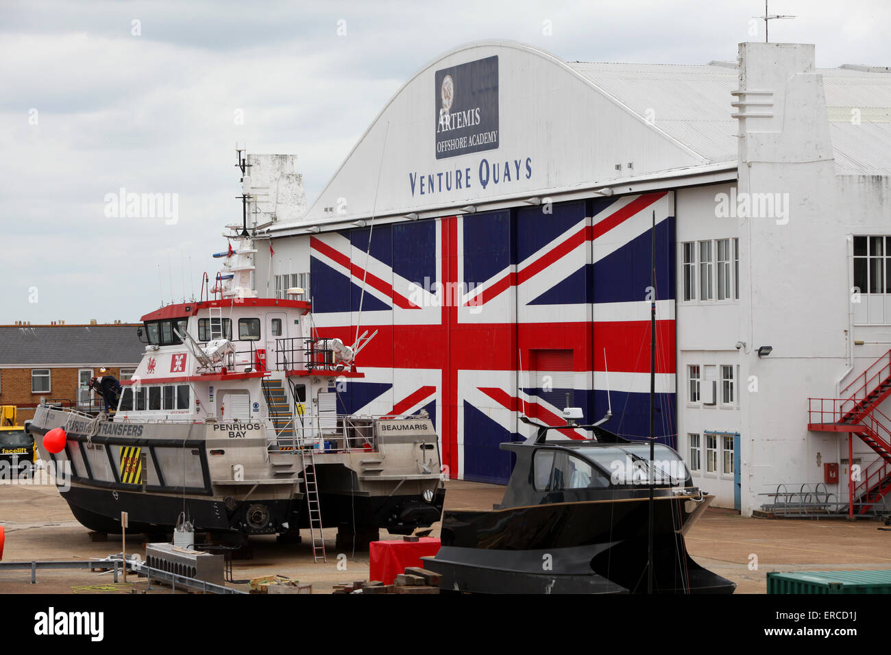 Kais Artemis Offshore-Akademie East Cowes, Isle Of Wight zu wagen Stockfoto