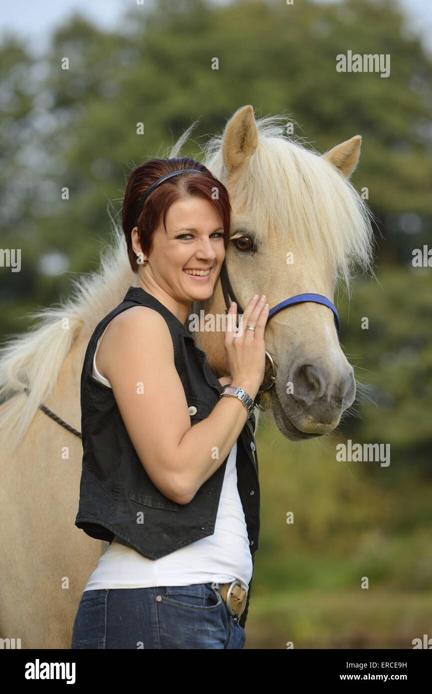 Frau mit Islandpferd Stockfoto