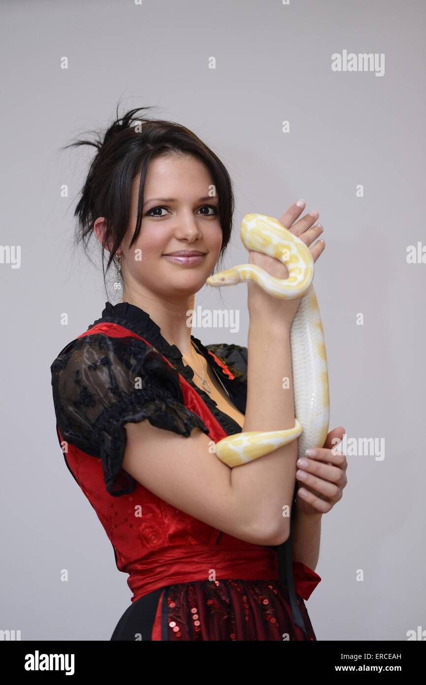 Frau und Albino burmesischen python Stockfoto