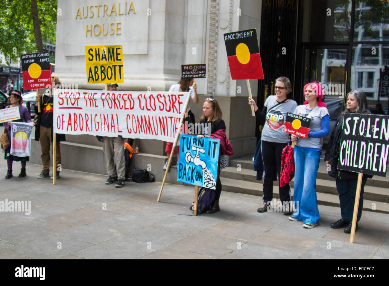 Australische hohe Kommission, London, 1. Juni 2015. Aborigines Rechte Demonstranten zeigen außerhalb der Australian High Commission in London gegen die Schließung von bis zu 150 remote Aborigine-Gemeinden in Western Australia, als die Regierung unter Premier Colin Barnett beabsichtigt, kommunale Dienstleistungen abschotten, durch das Abschalten von Strom und Wasser. Der Protest verurteilt auch die Premierminister von Australien Tony Abbott, die indigene Bevölkerung von beschuldigt "Lebensstil zu machen". Bildnachweis: Paul Davey/Alamy Live-Nachrichten Stockfoto