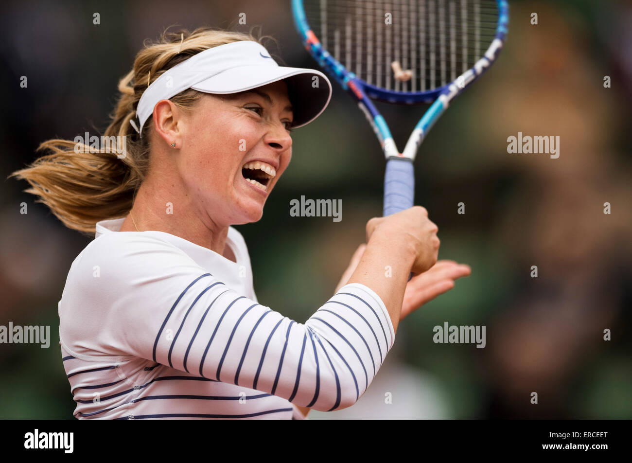 Roland Garros, Paris, Frankreich. 1. Juni 2015. Maria Sharapova Russlands in Aktion während ihres Spieltag Dameneinzel gegen Lucie Safarova der Tschechischen Republik auf neun der 2015 französische Open 2015 in Paris, Frankreich. Safarova gewann das Spiel mit 7: 6 6: 4 ins Viertelfinale Credit bewegen: Action Plus Sport/Alamy Live News Stockfoto