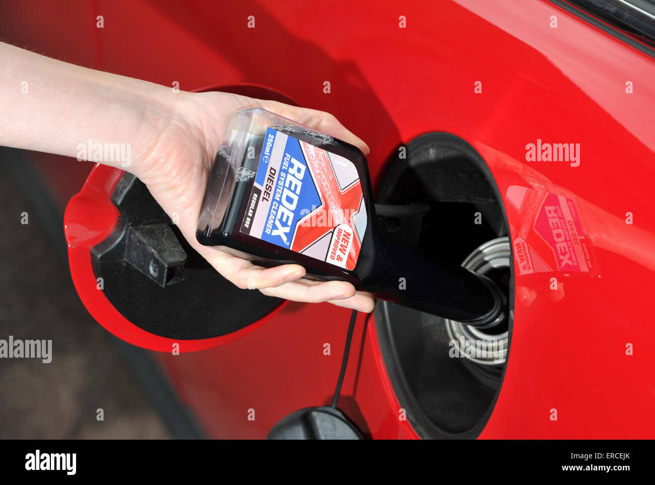 Gießen-Fuel-System Reiniger in den Tank eines Autos Stockfoto
