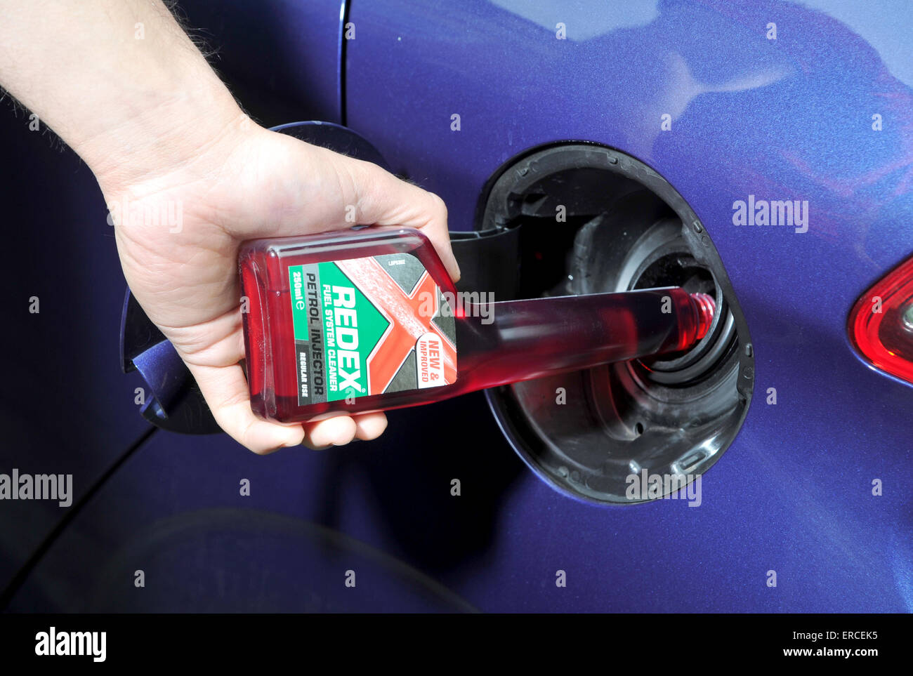 Gießen-Fuel-System Reiniger in den Tank eines Autos Stockfoto