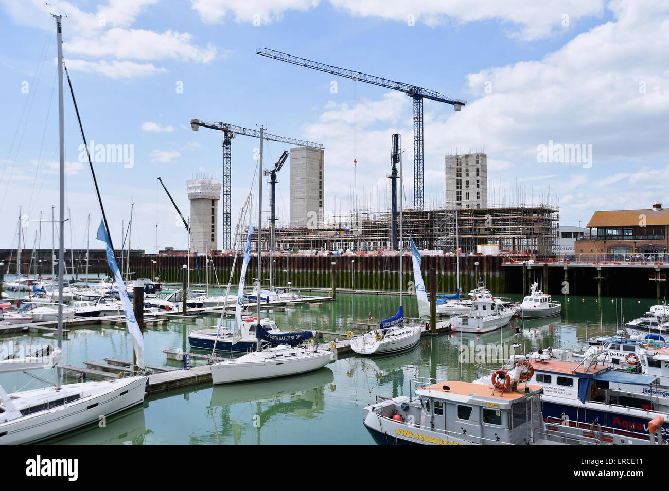 Die neuen Türme, die vom West Quay in Brighton Marina gebaut werden, werden 853 neue Häuser sein - 2015 Stockfoto