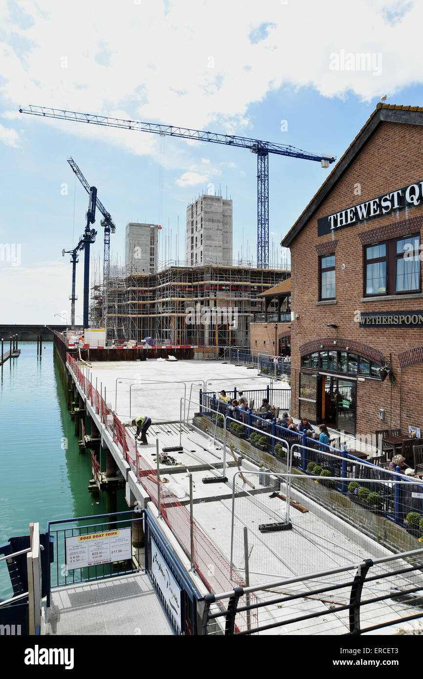 Die neuen Türme im Bau von West Quay in Brighton Marina 853 neue Häuser werden Stockfoto