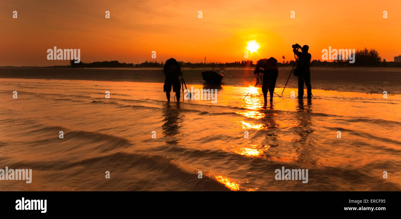 ein Fischerboot und drei Fotografie am Strand. Bild könnte Weichheit und wenig Lärm durch Langzeitbelichtung enthalten. Stockfoto