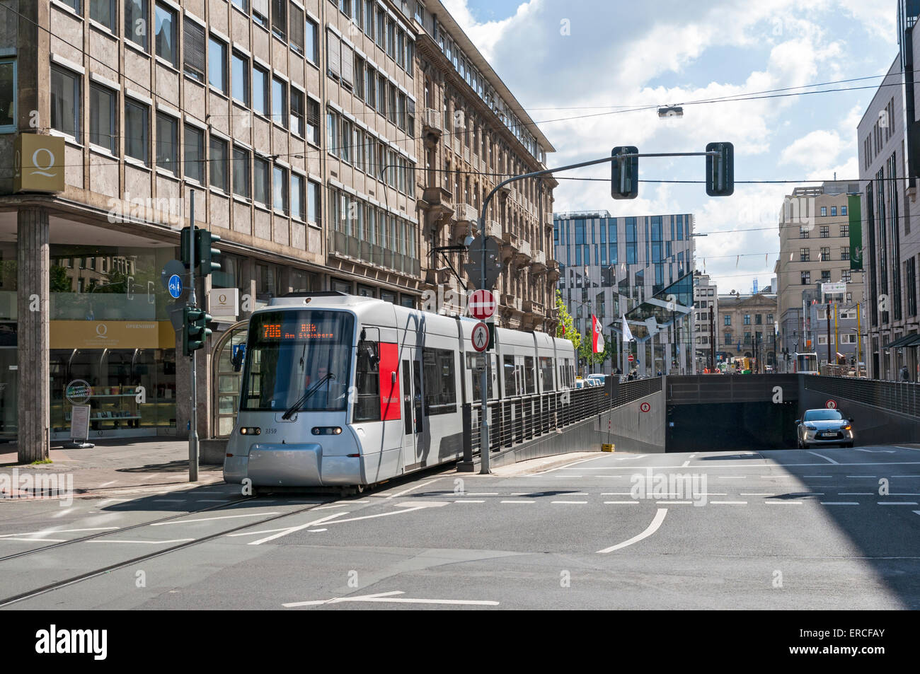 Moderne Straßenbahn in der Düsseldorfer Innenstadt auf die Route, die