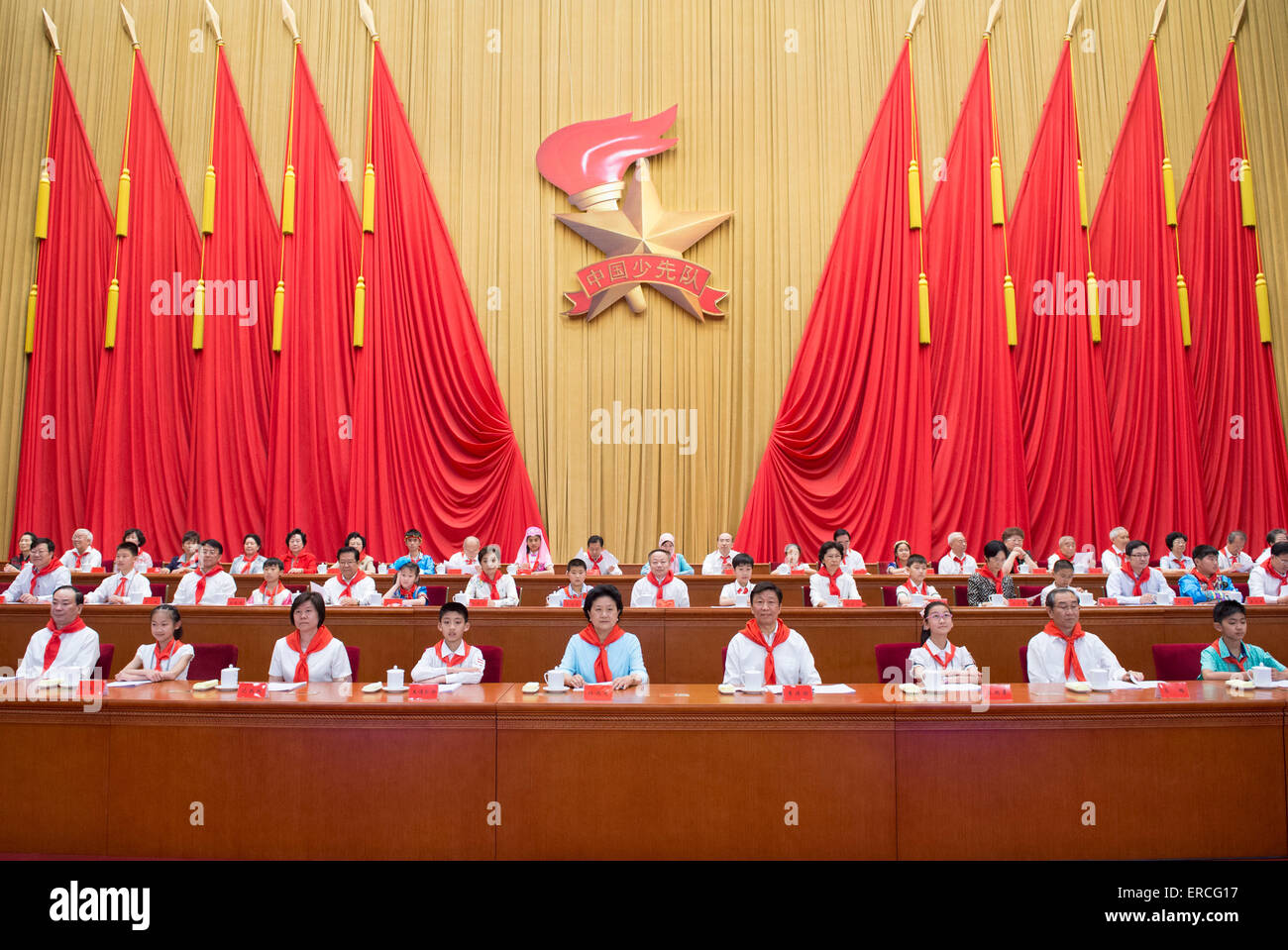 Peking, China. 1. Juni 2015. Chinesische Vize-Premier Liu Yandong (5. L vorne) und der chinesische Vize Präsident Li Yuanchao (4. R vorne) des 7. Nationalkongresses der chinesische Junge Pioniere (CYP) in Peking, Hauptstadt von China, 1. Juni 2015 zu besuchen. Das CYP 7. nationalen Kongress hier am Montag eröffnet. © Wang Ye/Xinhua/Alamy Live-Nachrichten Stockfoto