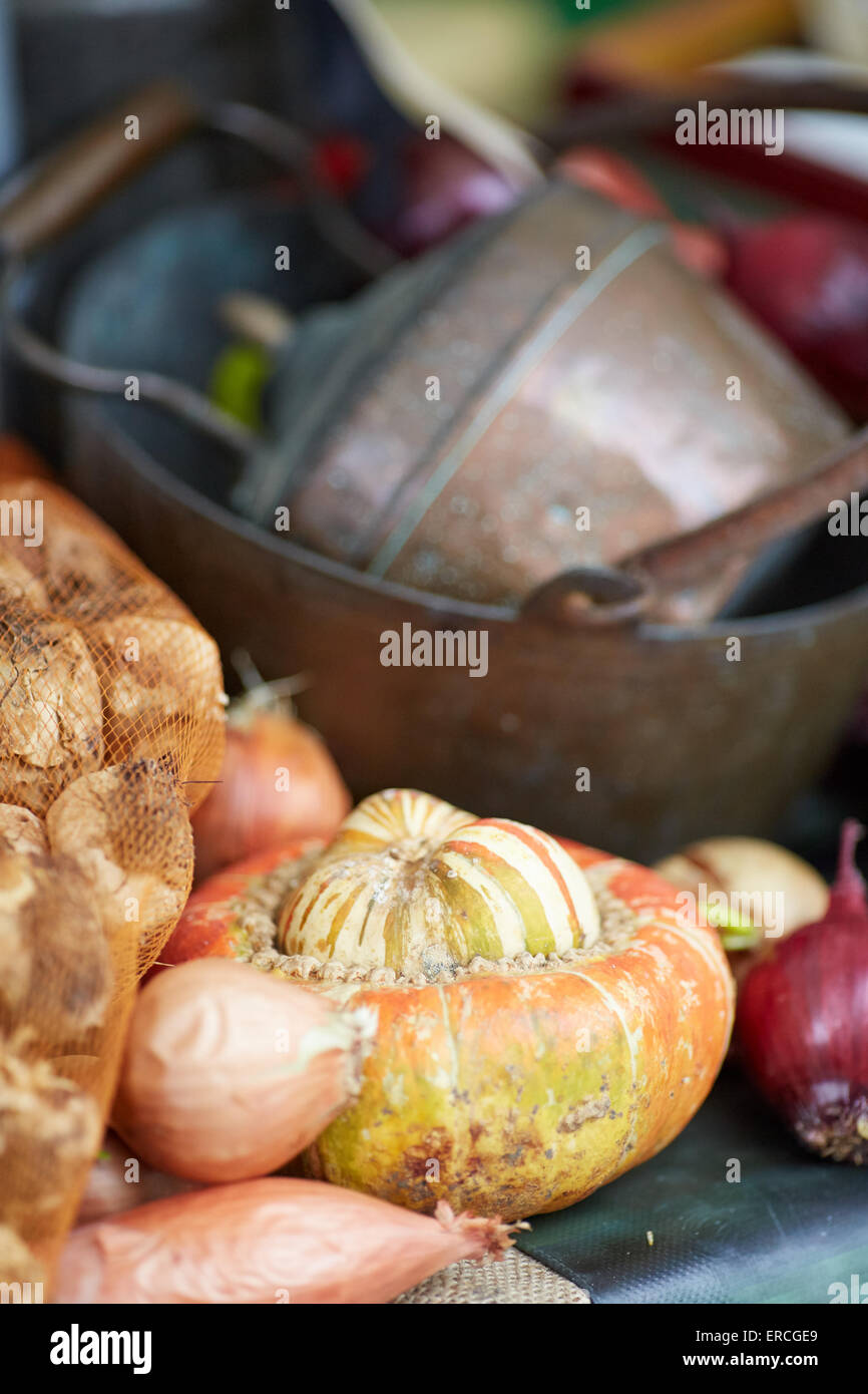 Marktes stand Essen angezeigt Kürbis Ernte Zwiebeln Stockfoto