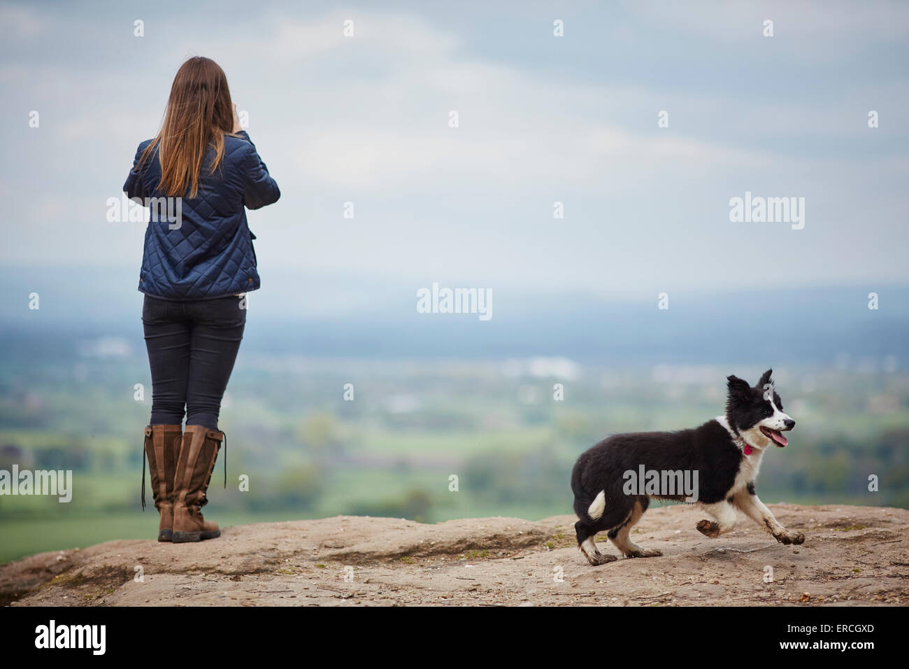 Junge Coupé auf Sandstein Rand, Blick von Stormy Punkt über die Pennines Bäume The Edge an Alderley ist ein Kamm der Land-Trennung Stockfoto