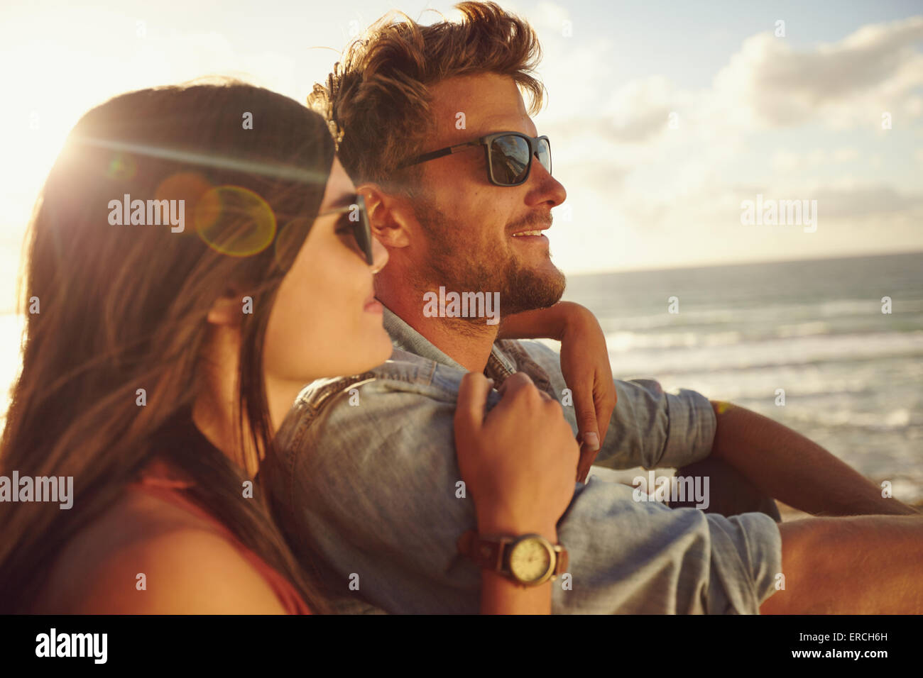 Romantische Pärchen zusammen im Freien an einem Sommertag. Kaukasische Paar genießt die Aussicht auf den Strand. Stockfoto