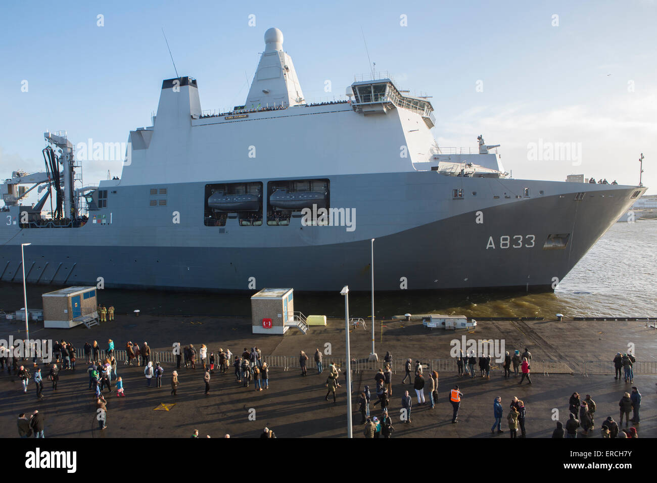 Niederländische Marine (gemeinsame Unterstützung Schiff) Schiff KAREL DOORMAN im Hafen von Den Helder, Niederlande angekommen Stockfoto